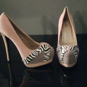 Suede pink and gray pumps size 6